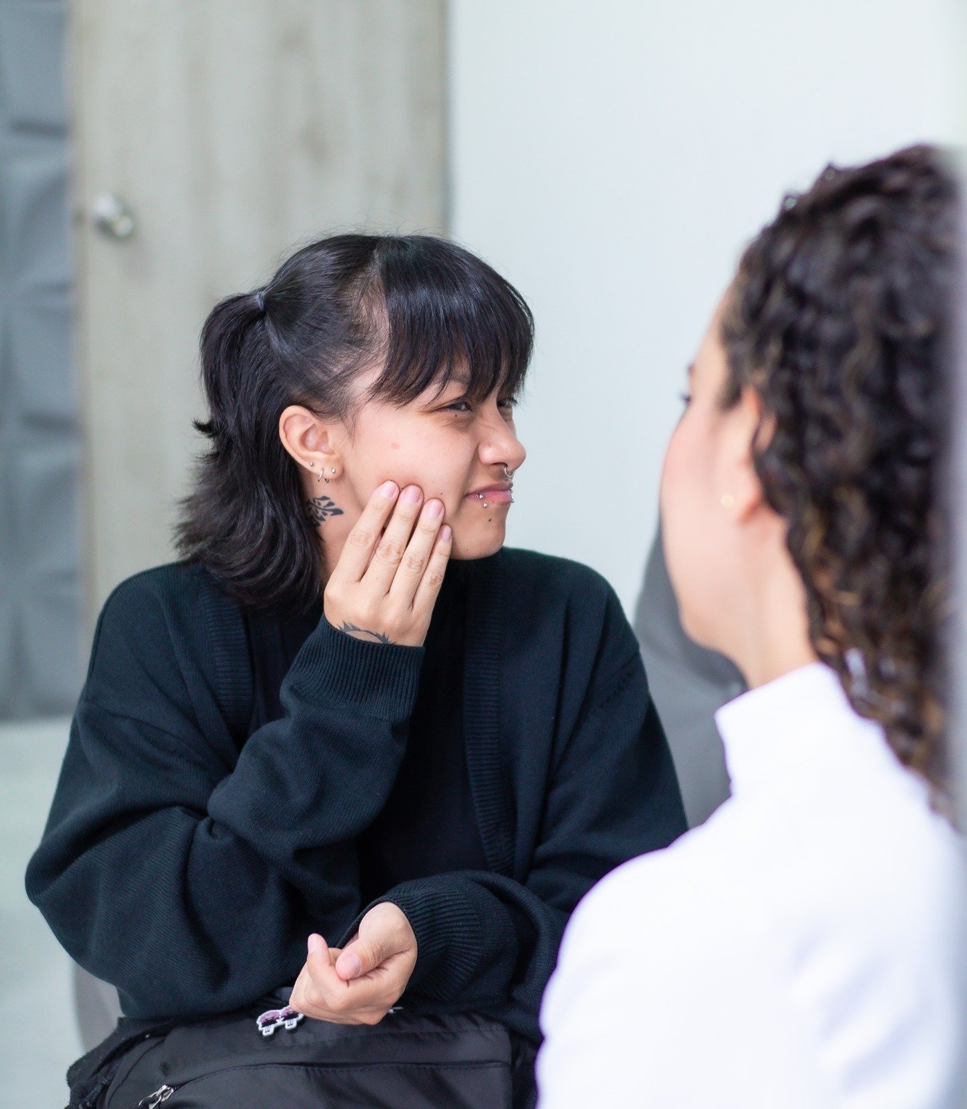 Paciente siendo escuchada en consulta odontológica
